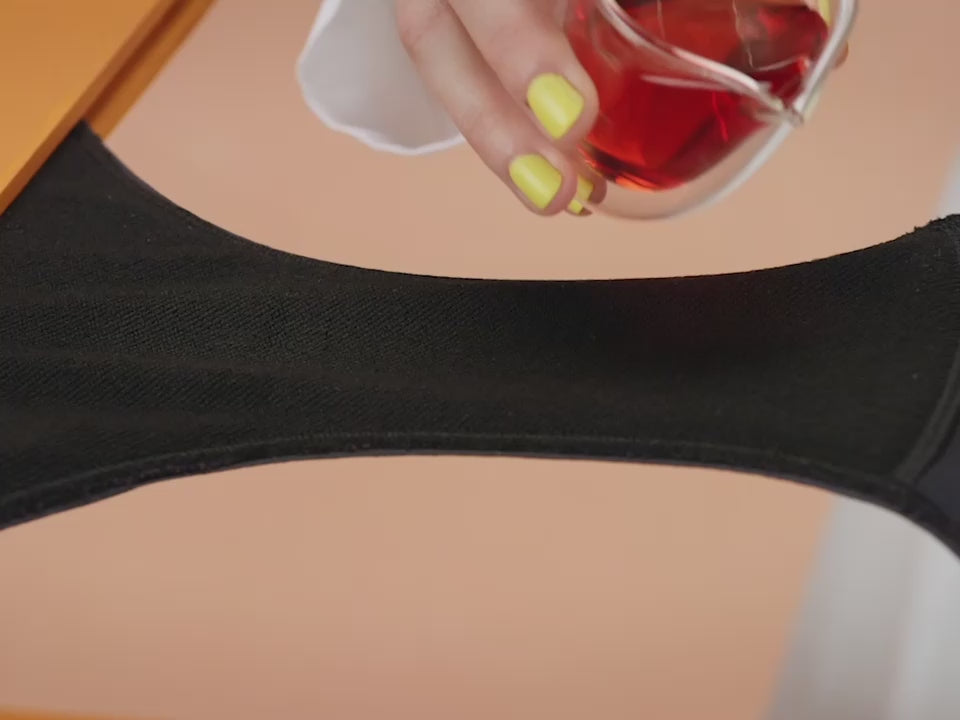 Charger la vidéo : &lt;p&gt;&lt;em&gt;Prendre soin de soi commence par ce que l’on porte au plus près de soi.&lt;br/&gt;Nos culottes sont dotées de &lt;/em&gt;&lt;em&gt;&lt;strong&gt;tissus ultra doux&lt;/strong&gt;&lt;/em&gt;&lt;em&gt; au contact de la peau, de &lt;/em&gt;&lt;em&gt;&lt;strong&gt;membranes&lt;/strong&gt;&lt;/em&gt;&lt;em&gt; &lt;/em&gt;&lt;em&gt;&lt;strong&gt;imperméables très absorbantes&lt;/strong&gt;&lt;/em&gt;&lt;em&gt; conçues pour &lt;/em&gt;&lt;em&gt;&lt;strong&gt;s’adapter à votre morphologie&lt;/strong&gt;&lt;/em&gt;&lt;em&gt; et à vos besoins quotidiens.&lt;/em&gt;&lt;/p&gt;